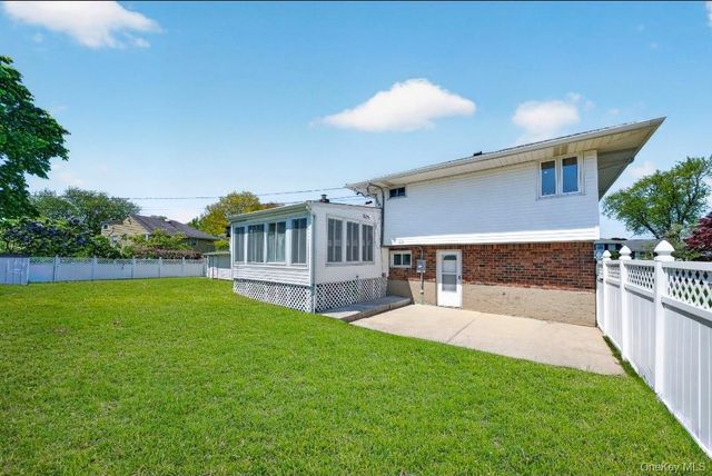8 Whitebirch Lane, Commack, NY 11725