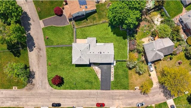 8 Whitebirch Lane, Commack, NY 11725