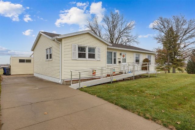 5918 Sharon Lane NW, Cedar Rapids, IA 52405