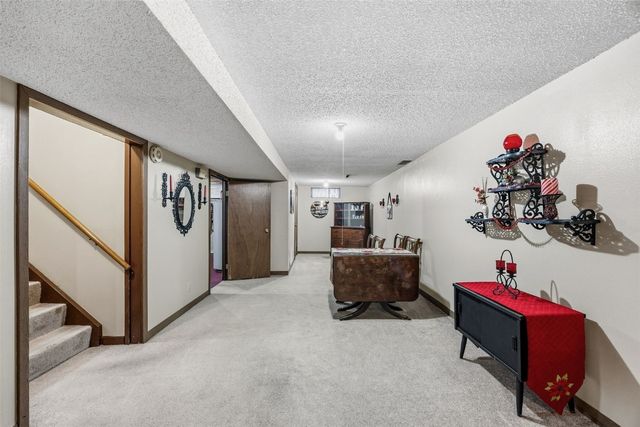 5918 Sharon Lane NW, Cedar Rapids, IA 52405