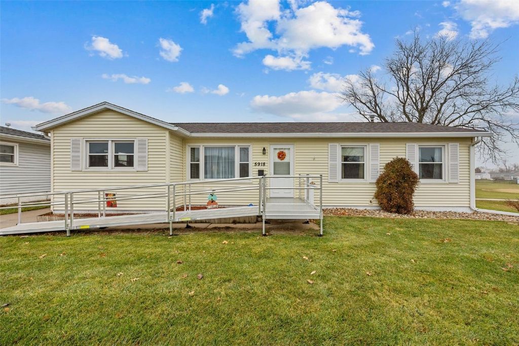 5918 Sharon Lane NW, Cedar Rapids, IA 52405