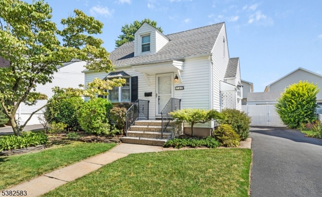 740 Erudo St, Linden City, NJ 07036
