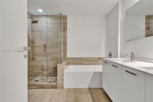 1300 Brickell Bay Dr 1704, Miami, FL 33131