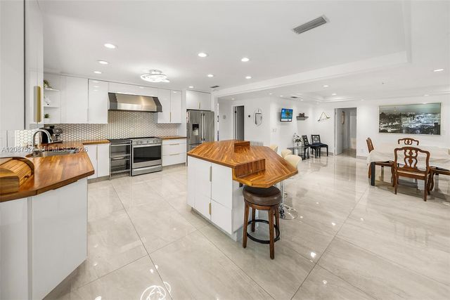 19885 NE 22nd Avenue, Miami, FL 33180