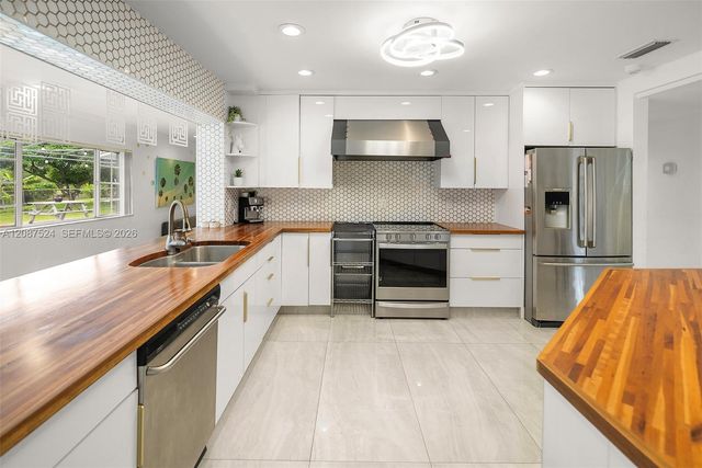 19885 NE 22nd Avenue, Miami, FL 33180