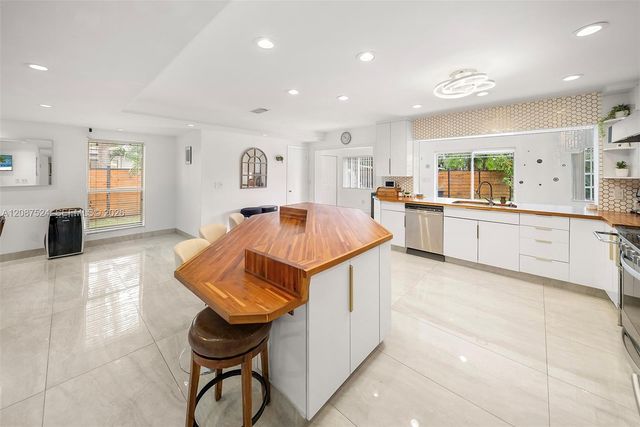 19885 NE 22nd Avenue, Miami, FL 33180
