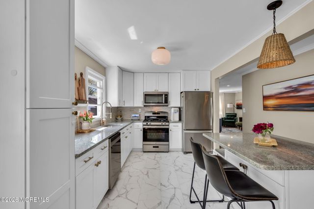 52 Thomas Avenue, Shrewsbury Boro, NJ 07702