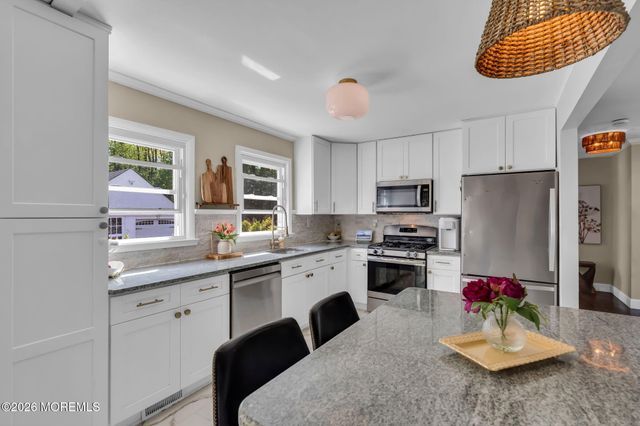 52 Thomas Avenue, Shrewsbury Boro, NJ 07702