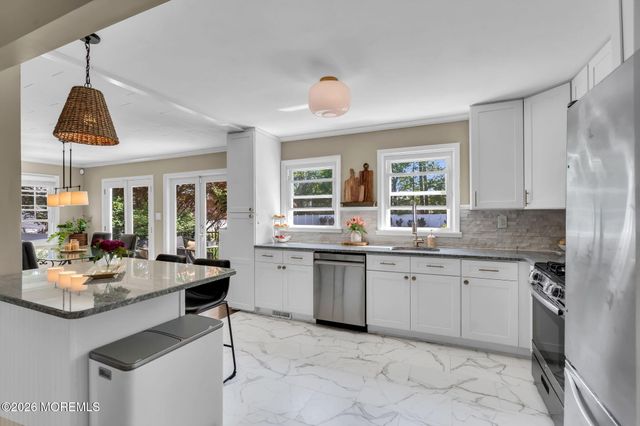 52 Thomas Avenue, Shrewsbury Boro, NJ 07702