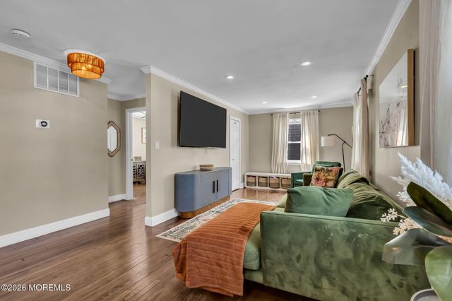 52 Thomas Avenue, Shrewsbury Boro, NJ 07702