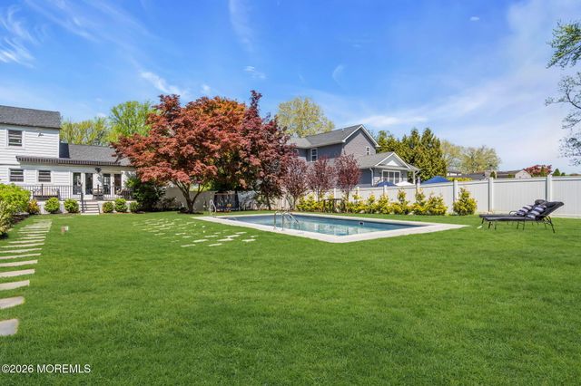 52 Thomas Avenue, Shrewsbury Boro, NJ 07702