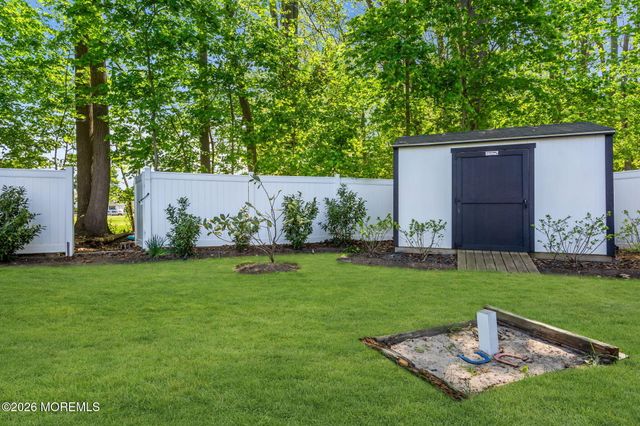 52 Thomas Avenue, Shrewsbury Boro, NJ 07702