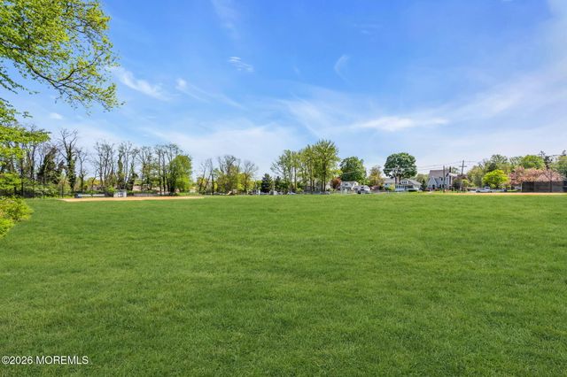 52 Thomas Avenue, Shrewsbury Boro, NJ 07702