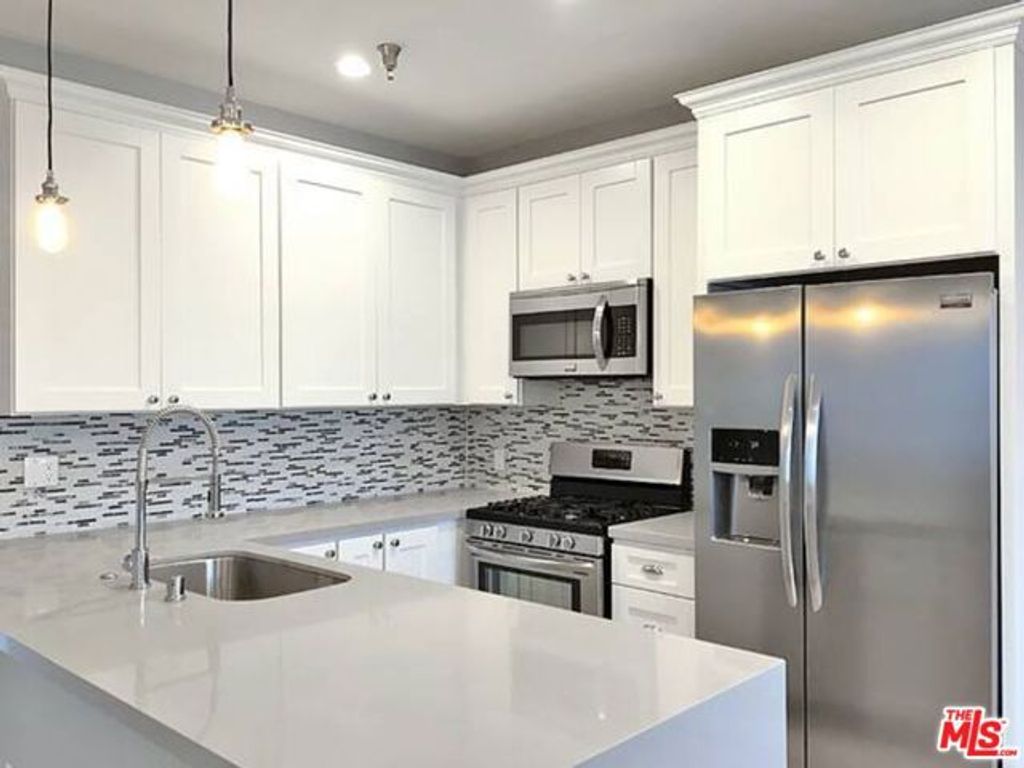 10560 SANTA MONICA 203, Los Angeles, CA 90025
