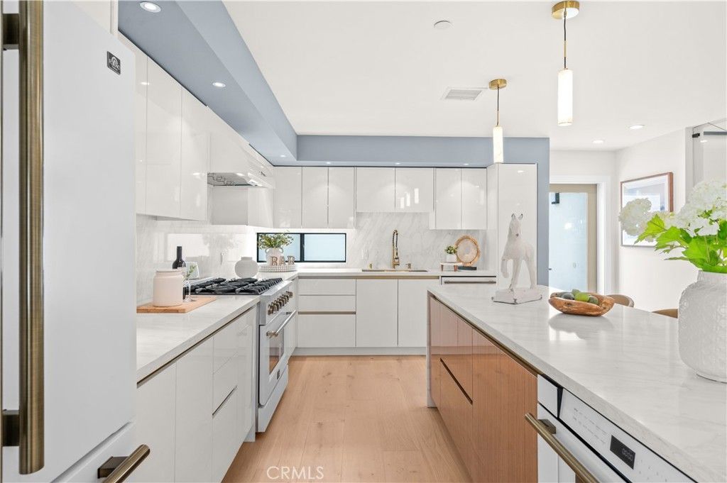Image 15 of property listing at 2843 Stoner, Los Angeles, CA 90064