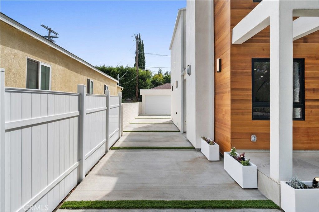 Image 60 of property listing at 2843 Stoner, Los Angeles, CA 90064