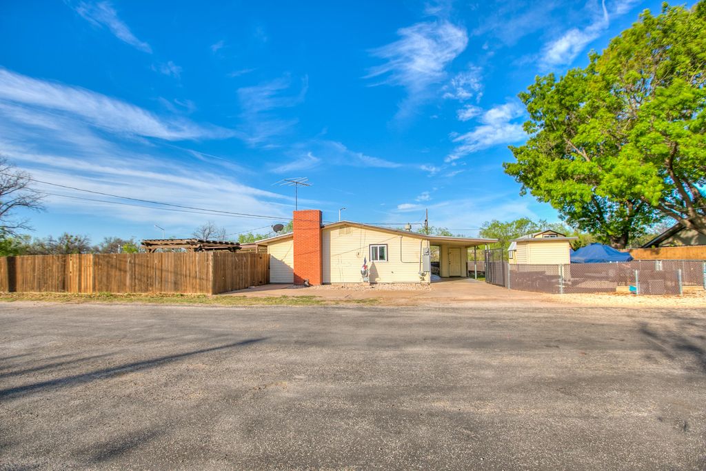 Image 2 of property listing at 1510 Loop Drive, San Angelo, TX 76904