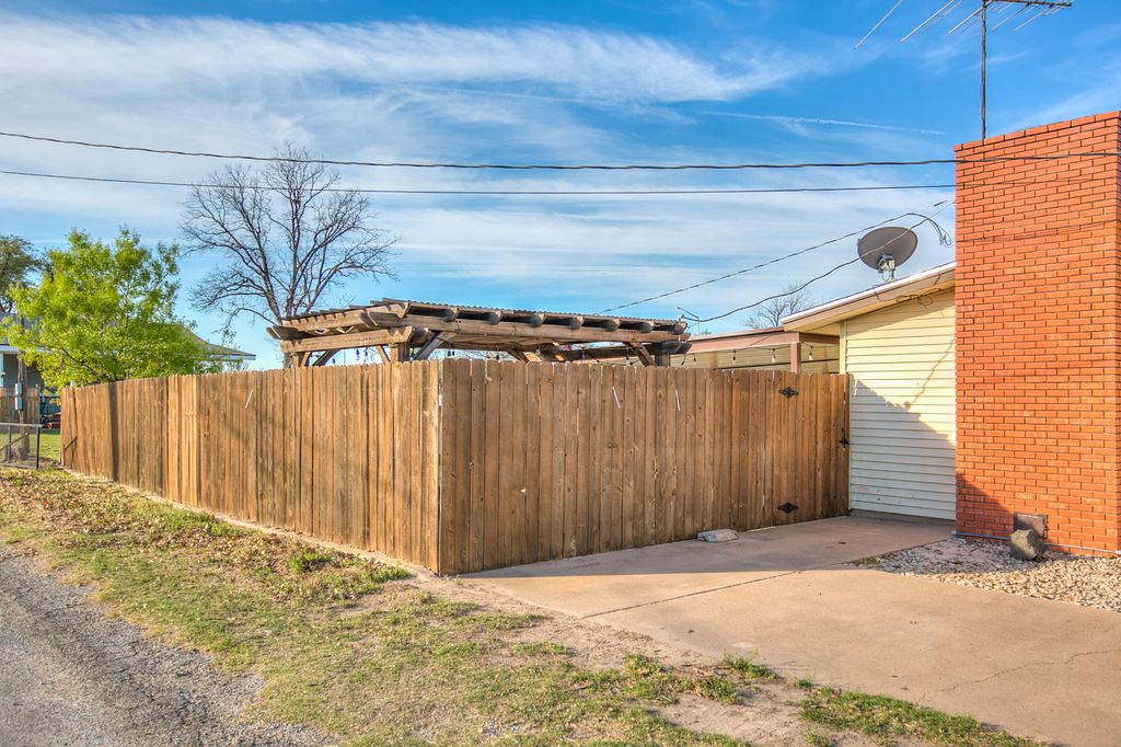Image 4 of property listing at 1510 Loop Drive, San Angelo, TX 76904