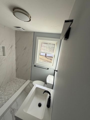 35 Claulise Ln, Mashpee, MA 02649