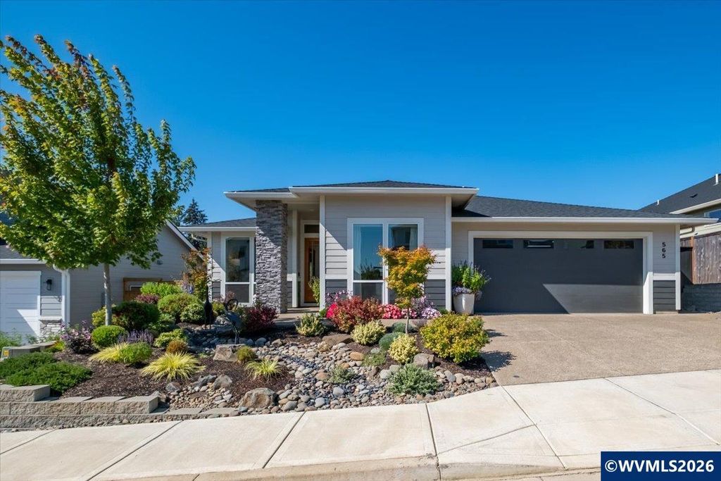 Image 1 of property listing at 525 NW Crater Lake Dr, Dallas, OR 97338