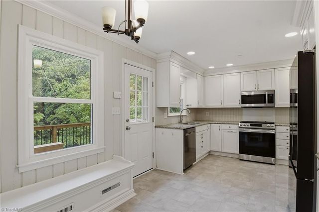 1030 Yorkshire Road, Winston-salem, NC 27106