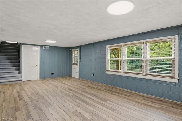 1030 Yorkshire Road, Winston-salem, NC 27106