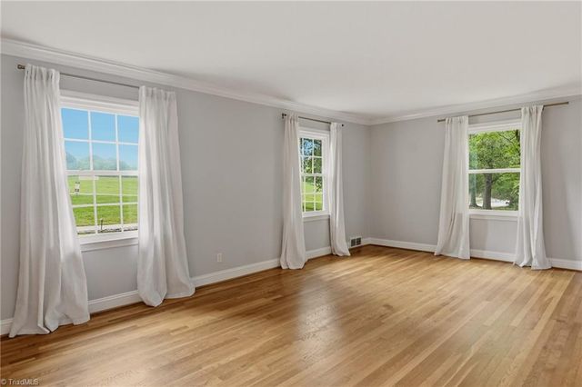 1030 Yorkshire Road, Winston-salem, NC 27106