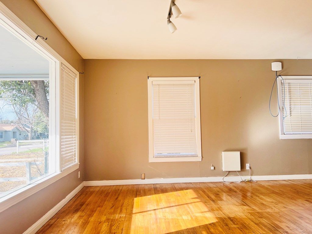 Image 5 of property listing at 2010 Conchita St, San Angelo, TX 76901