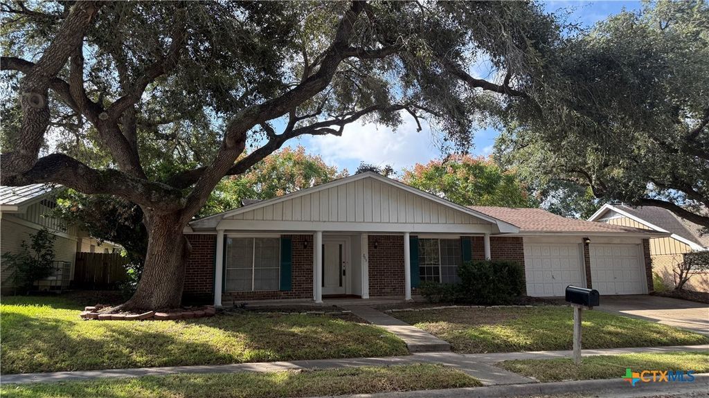 203 Longfellow Lane, Victoria, TX 77904