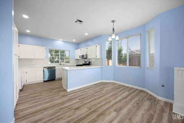 9503 Ravenwood Drive, Bakersfield, CA 93312