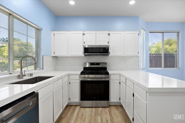 9503 Ravenwood Drive, Bakersfield, CA 93312