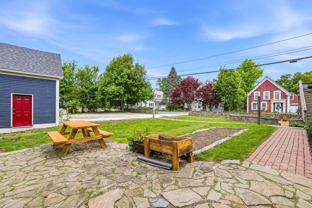 1 Old Manchester Road, Raymond, NH 03077
