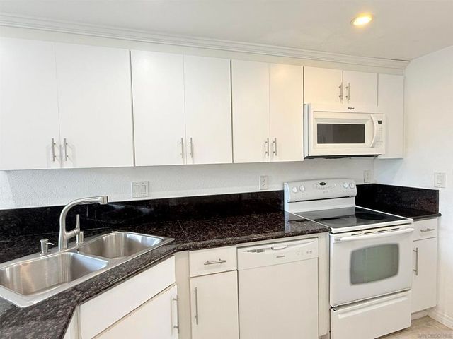 8725 Caminito Abrazo, La Jolla, CA 92037