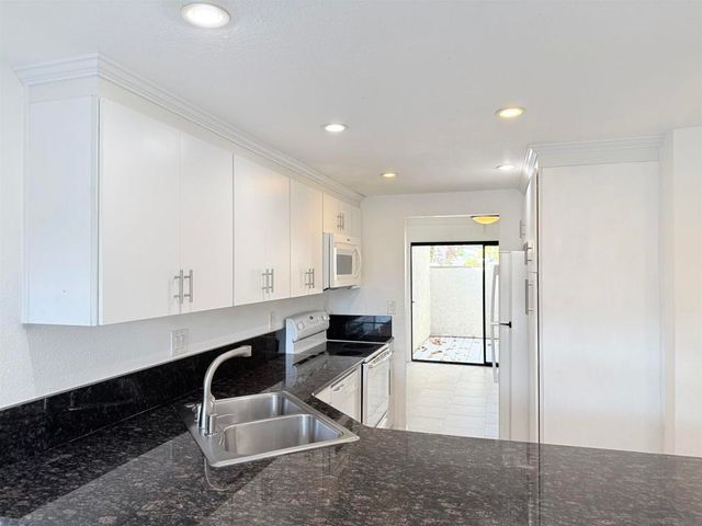 8725 Caminito Abrazo, La Jolla, CA 92037