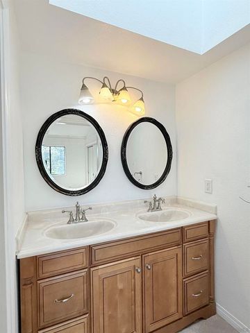 8725 Caminito Abrazo, La Jolla, CA 92037