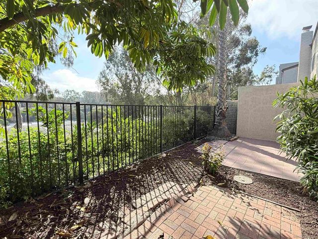 8725 Caminito Abrazo, La Jolla, CA 92037