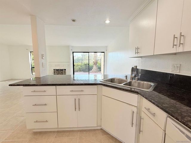 8725 Caminito Abrazo, La Jolla, CA 92037