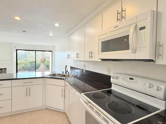 8725 Caminito Abrazo, La Jolla, CA 92037