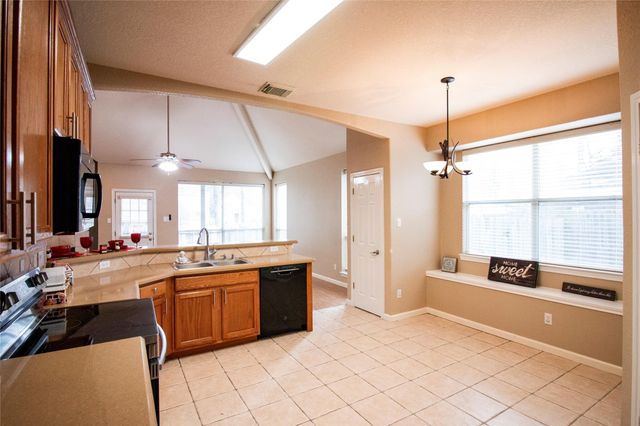 3318 Shadowcrest Court, Montgomery, TX 77356