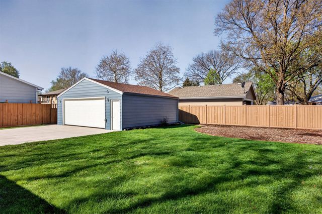 4128 70th Street, Urbandale, IA 50322