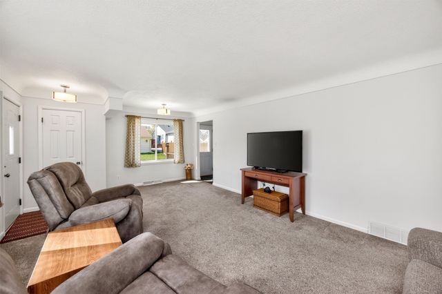 4128 70th Street, Urbandale, IA 50322