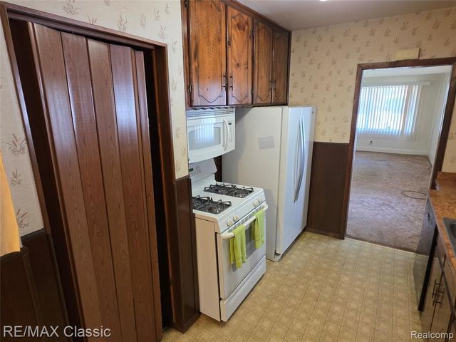 952 Lakeview Street, Waterford, MI 48328