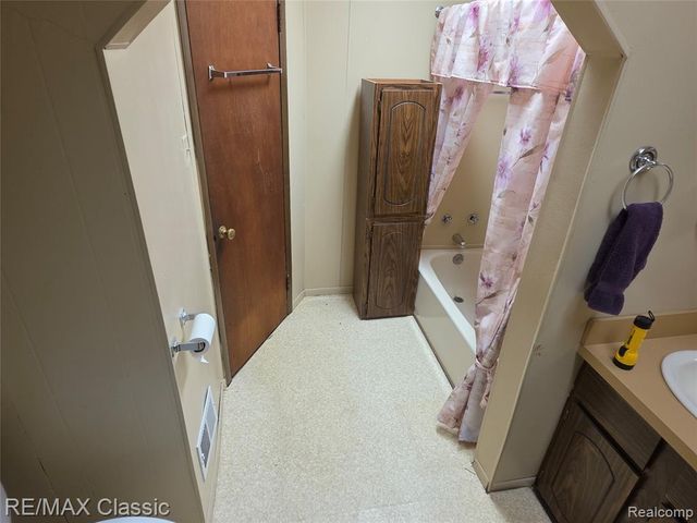 952 Lakeview Street, Waterford, MI 48328