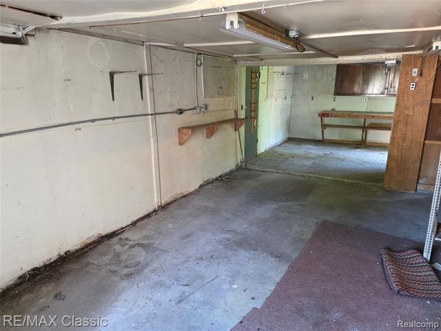 952 Lakeview Street, Waterford, MI 48328