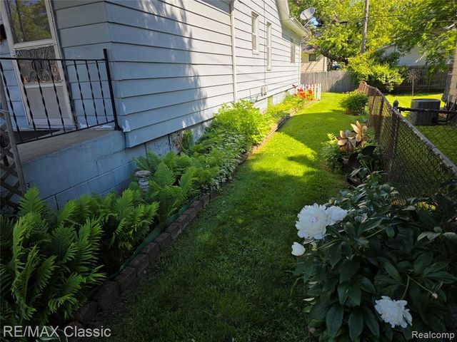 952 Lakeview Street, Waterford, MI 48328