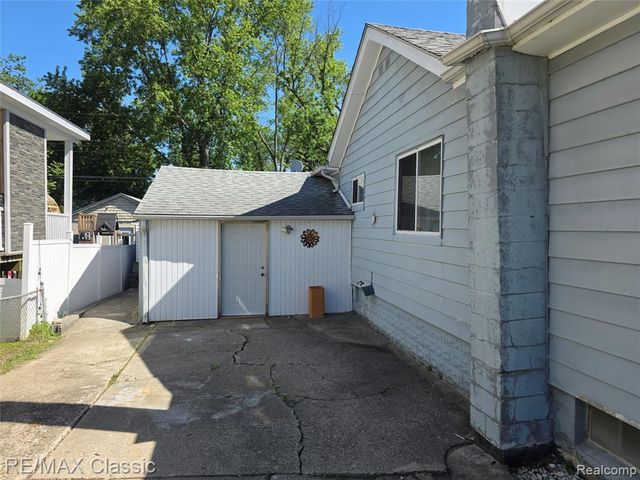 952 Lakeview Street, Waterford, MI 48328