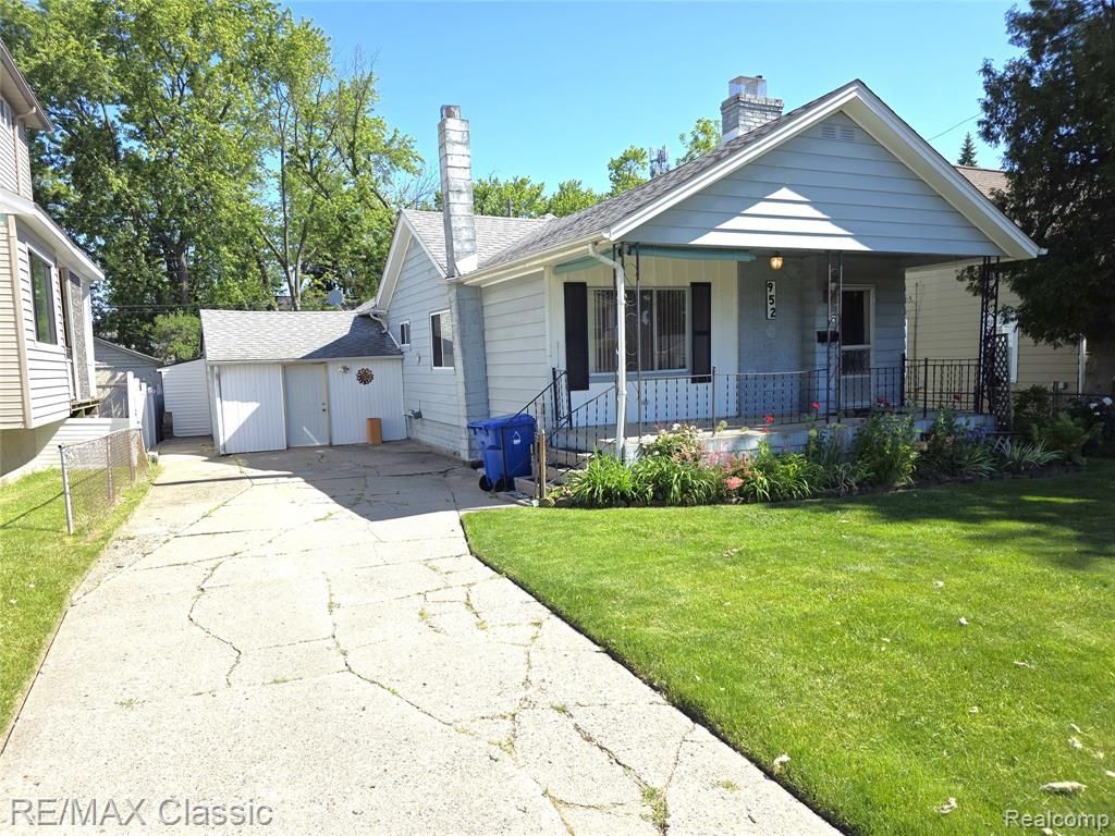 952 Lakeview Street, Waterford, MI 48328