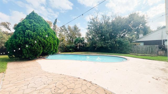 1114 Knoll Crest Court, Sugar Land, TX 77479