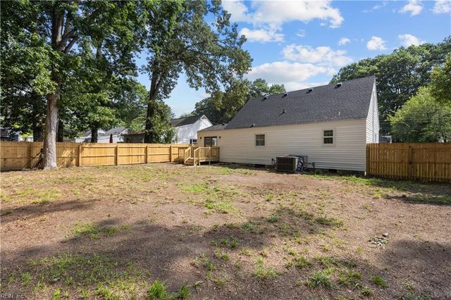 8239 Redwood CIR, Norfolk, VA 23518