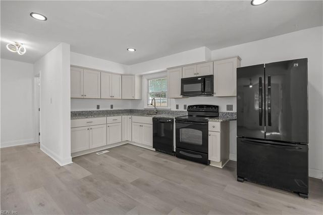 8239 Redwood CIR, Norfolk, VA 23518